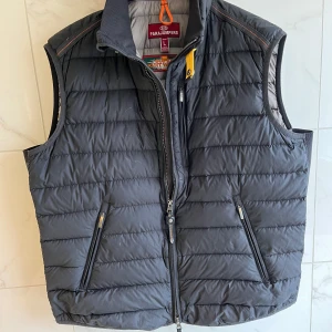 Parejumper väst  - Hej, säljer denna Parejumper väst i bra skick, storlek L men sitter som M, västen är äkta, pris kan diskuteras. hör av er vid frågor ! 