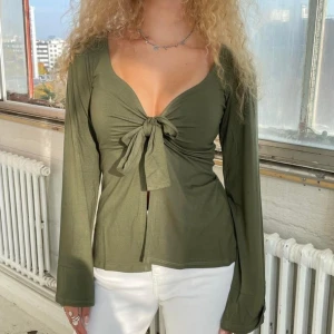 design by si - säljer den populära olivgröna design by si blusen💚