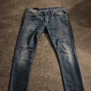 Dondup jeans - Dondup George jeans| Ett par sjuk populära, feta & enormt eftertraktade jeans-passar allt! | skick 9.5/10 EXTREMT bra | storlek 34 bör passa någon som är runt 180-190 cm då de är slim fit | priset är diskuterbart vid snabba affärer | ny pris är 4000-6000kr.