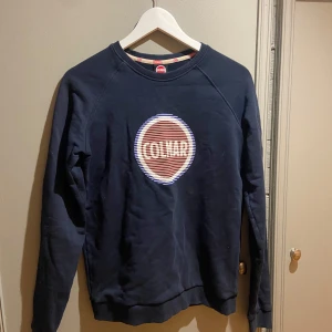 Mörkblå sweatshirt från Colmar - Colmar tröja i Storlek S, riktigt fin tröja utan märken och hel och fin. Passar inte priset så kom med ett prisförslag så tar vi de därifrån!