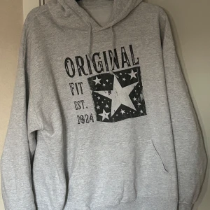 Scndi hoodie - Säljer denna scndi tröja pågrund av att den har blivit för stor. Skicket är 9/10 använt max 5 gånger inga fläckar eller liknande. Köpt för 700kr. Vid Fler funderingarr de bara att säga till. 🤝