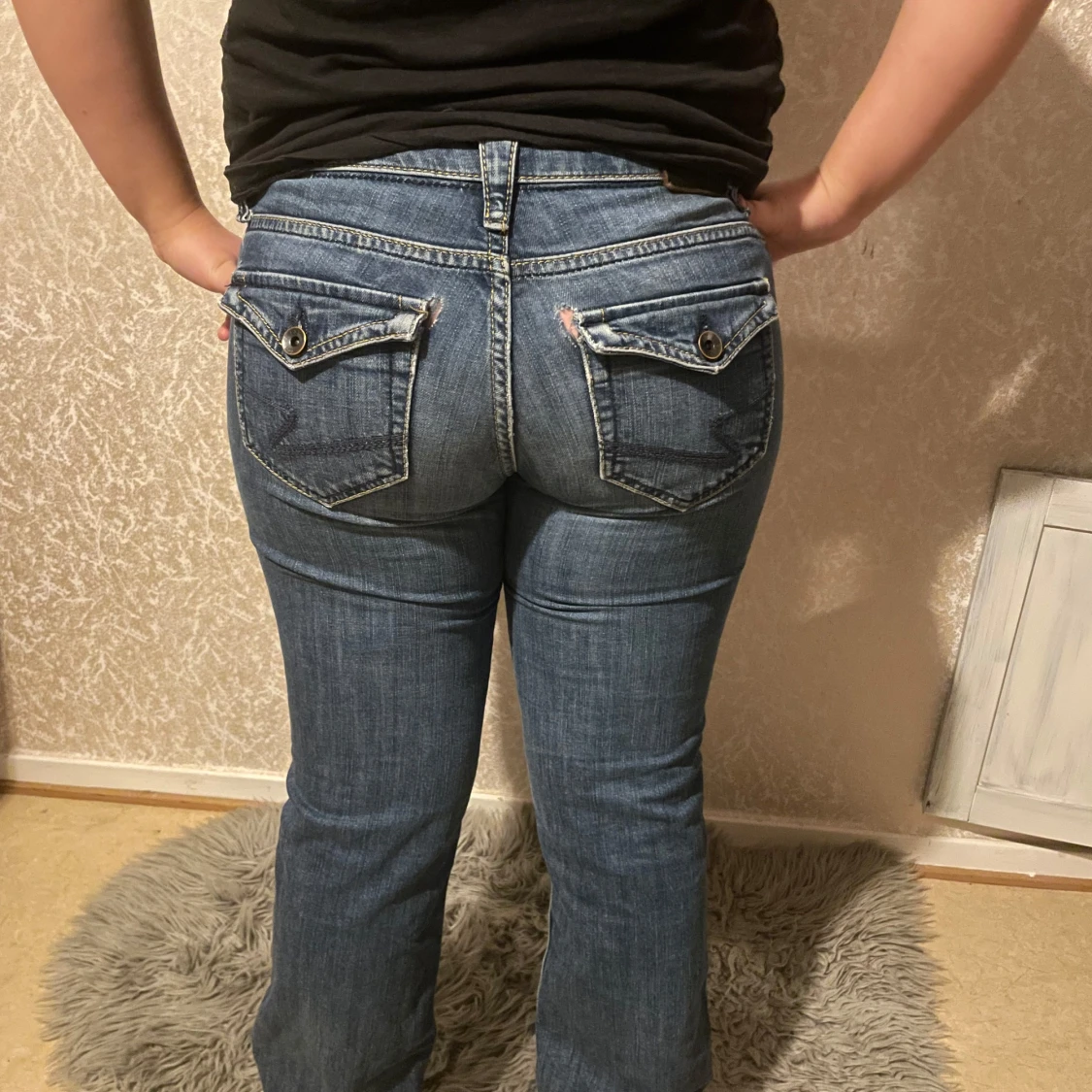 Blå jeans med slitning - 1