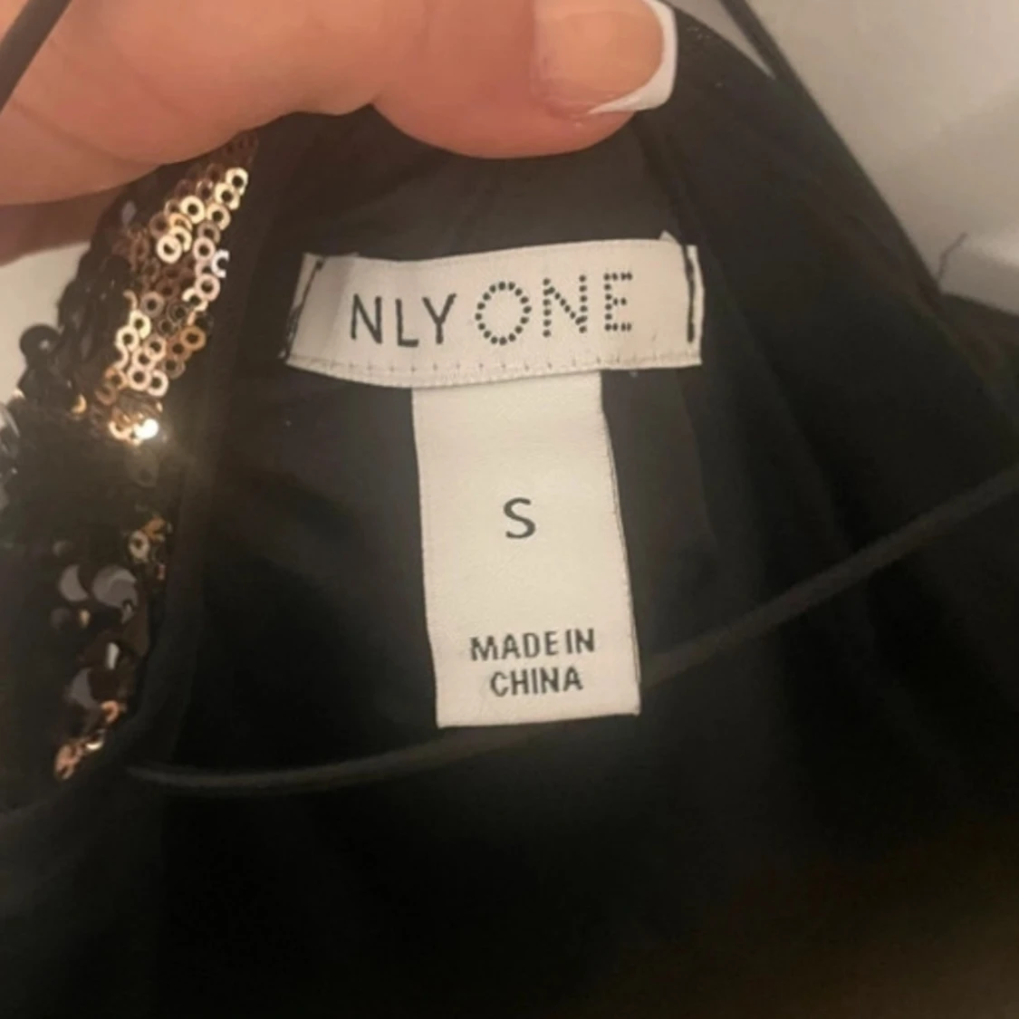 Svart glittrig klänning från Nelly med öppen v-ringad rygg - 3