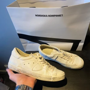 Philippe  Model skor  - Säljer ett par stilrena vita Philippe Model skor, som helt nya och till schysst pris 🙌