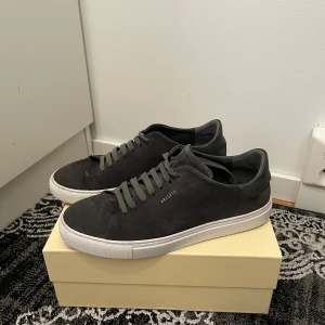 Arigato skor - Säljer ett par snygga Arigatos i storlek 41, box medföljer. Hör av dig vid intresse samt frågor och funderingar!