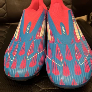 Färgglada fotbollsskor från Adidas - Snygga fotbollsskor, som kommer att göra dig snabbare på planen.