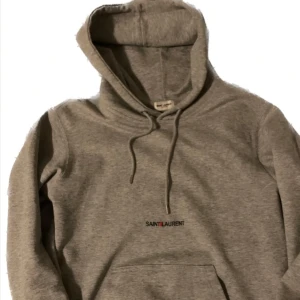 Saint Laurent hoddie - Säljer min gråa saint Laurent hoddie 9/10 skick storlek s ungefär 165-175 skriv för fler bilder eller frågor.