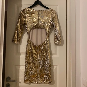 Klänning med Guldpaljetter från BikBok - Ej använd