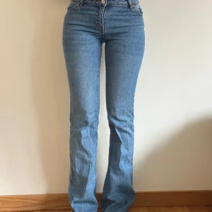 Lågmidjade jeans - Blåa bootcutjeans med låg midja. Ifrån Monki ❤️storlek motsvarar 32/xxs