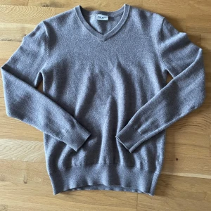 Marinull v ringad sweatshirt ifrån John Henric  - Hej! Säljer min beiga sweatshirt ifrån John Henric som är v ringad i kragen. Perfekt att bära med en skjorta under för mjöliga stilrena outfit. Den är i storlek S som man ser på bilden men har en mindre passform, skulle säga om du bär storlek XS sitter den mycket bättre och du bör inte vara över 180cm om du vill att den ska passa dig 