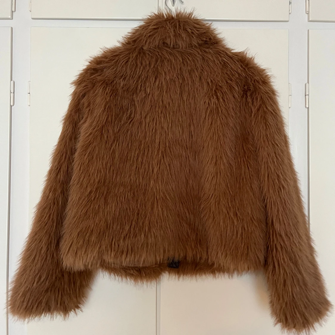 Brun pälsjacka med dragkedja - 4