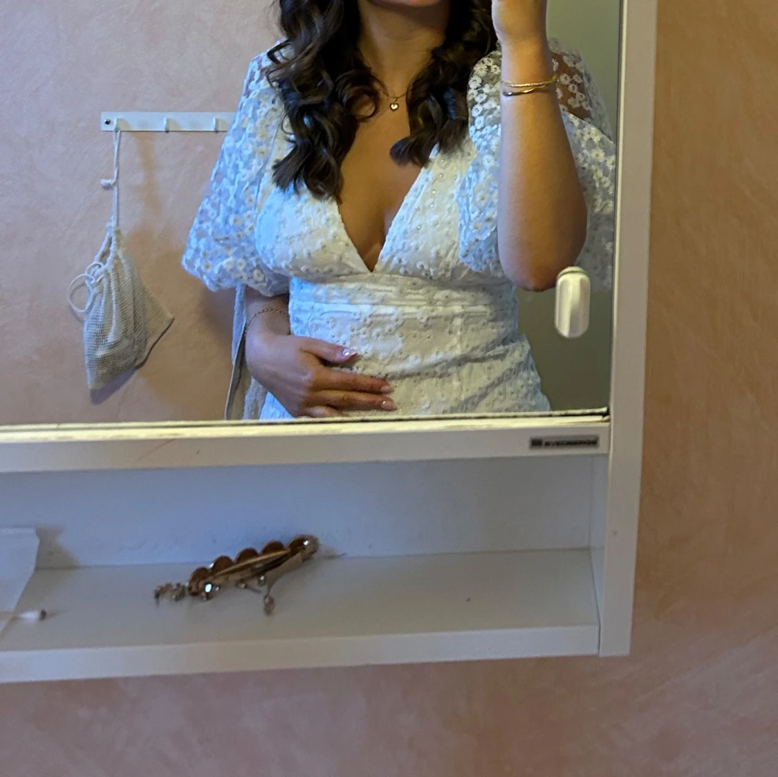 Vit kortklänning med puffärmar, passar perfekt till studenten!! - 1