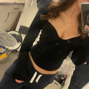 Svart ribbad topp från H&M - Smutset ni ser på bilden är från spegeln inte tröjan så ni inte missförstår!!❤️