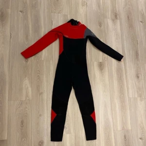 Joube Våtdräkt Barn - Säljer min våtdräkt jag använt Max 2 gånger. Fungerar väldigt bra men fick inte tillfällen att använda den tills den nu är alldeles för liten. Kan gå ner i pris vid snabb affär