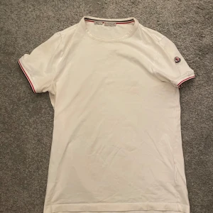 Vit t-shirt från Moncler - Säljer en stilren vit t-shirt från Moncler i slim fit. Kvitto finns köpt på moncler i Stockholm vill ni ha fler bilder är det bara att skriva. PRISET KAN DISKUTERAS 