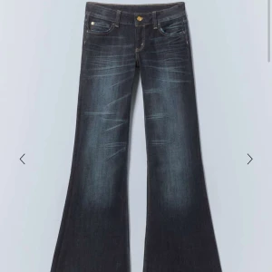 Lågmidjade jeans - Snygga jeans från weekday storlek 27/32. Jätte långa på mig som är 168. Lite små slitningar längst ner annars jättebra skick