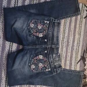 lågmidjade miss me jeans - Jag säljer nu mina jättefina lågmidjade miss me jeans då dem känns lite små. Köpta från sellpy för 800 kr. De är storlek W27. Midja rakt över: 39 cm. Ytterlängd: 97 cm. Innerben: 77 cm.  Gren: 20 cm.❗️Pris kan diskuteras!❗️ Skriv om ni har några frågor!💖🥰