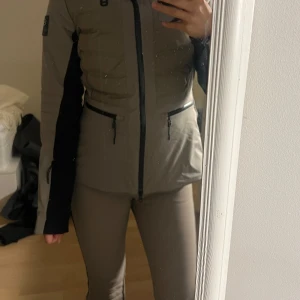 Skidkläder 8848 - Jöttefin skidjacka med matchande byxor. Jag är 167 cm lång🌸