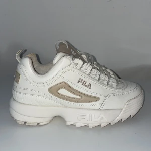 fila sneakers  - Använda väldigt fåtal gånger då dom va lite små för mig tyvärr. Så gott som nya Strl 37,5 