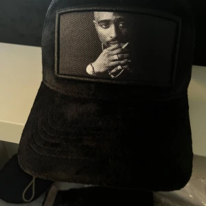 keps tupac  - Svart sammet 