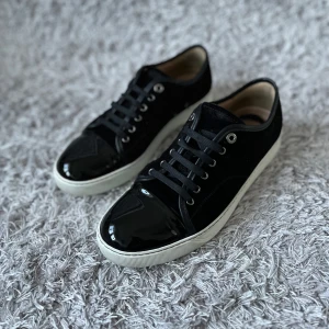 Lanvins - Säljer dessa grymt snygga Lanvins! | Nästan helt nya i skicket har använts extremt få gånger! | Storlek UK 8 motsvarande en 42 i EU men passar lite större också så 43 ungefär! | Kostar 5,5k i butik just nu så en riktig steal! | Endast skor ingår. | Ställ gärna frågor innan du köper!