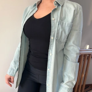 Ljusblå jeansskjorta från Zara - Säljer en stilren ljusblå jeansskjorta. Skjortan har  en bröstficka. Den har långa ärmar och knappar framtill🩵