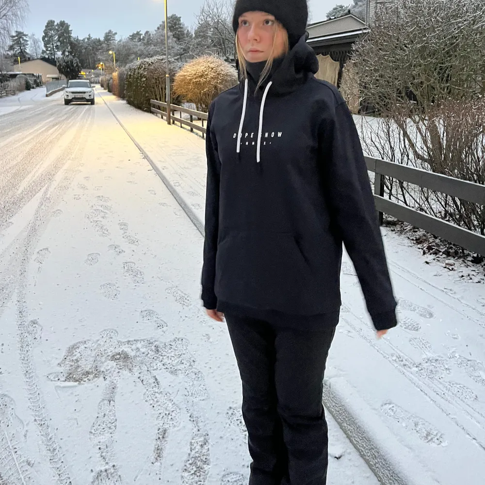 Säljer en jättefin svart skitjacka från Dope Snow med tryck på ryggen. Den har en stor huva vilket gör att hjälmen får plats under och luftfickor som man kan öppna och stänga på sidorna ifall det blir för varmt. Perfekt nu inför skidresan. Den är bara använd en gång🤩 Säljer pga att jag har en annan! Nypris: 1600kr Säljer för 899kr. Takit.