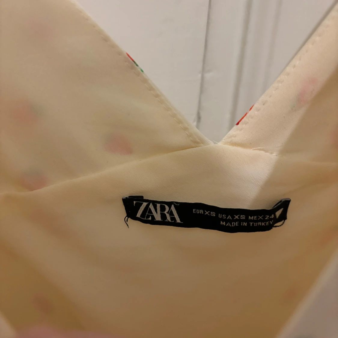 Vit klänning med jordgubbsmönster från Zara - 3