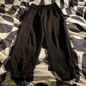 Sweatpants med drawstring på insidan - Supersköna sweatpants i nyskick från h&m💗byxorna har både fickor och drawstring och funkar som både pyjamas och träningsbyxor!