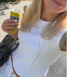 Vit ärmlös topp - Säljer en stilren vit ärmlös topp med rund halsringning. Perfekt för varma sommardagar och enkel att matcha med olika outfits.
