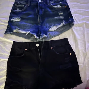 Två par jeansshorts - Säljer två par jeansshorts från new yorker som är perfekt till sommaren, inte använda då de är för stora. Båda för 80kr eller ett par för 50kr. !! Tryck ej på köp nu om du endast vill ha ett par !!