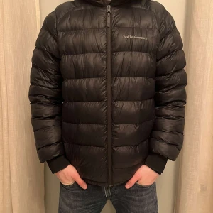 Svart peak performance dunjacka - Svart Peak Performance dunjacka i väldigt bra skick, Storlek M Modellen är 178cm 66kg Skriv vid minsta fråga eller fundering💯👍