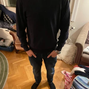 Marien blå oscarjacobson tröja med bruna armbågs lapar - Säljer dena oscar jacobson tröja med bruna armbågar armbågarna är lite slitna syns inte när man har på den hör av er vid fråger eler funderingar storlek m pris kan diskuteras