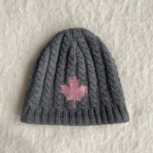 Canada Snow mössa - Säljer denna fina Canada Snow mössan💗 Använd några få gånger så i väldigt bra skick!