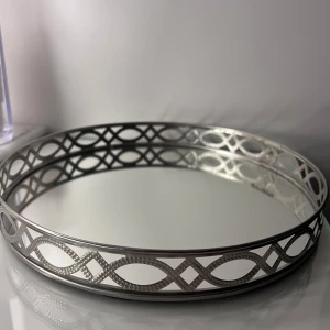 Silverfärgad fat - Elegant silverfärgad fat med ett genombrutet mönster som ger en stilren och modern look.Perfekt till parfymer eller produkter.