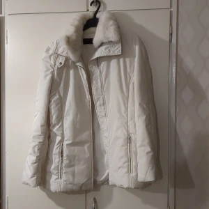 Vit dunjacka med fuskpäls - Vit Zara jacka i nyskick, passform: S/M