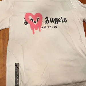 Vit t-shirt från Palm Angels - Säljer denna riktigt feta Palm angels T-shirt som passar skitbra till sommaren och semestern. Passar Large ungefär. QR coden scannar till Palm angels hemsida.