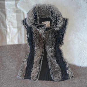 pälsväst  - varm och gosig pälsväst passar s/m 🩷