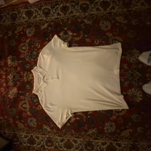 Vit frotté piké från East West - Säljer en stilren vit piké från East West i frotté.