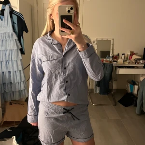 Pyjamas  - Blå jeans likande pyjamas. Bra skick, men lite skrynklig men det går att stryka. Ett pyjamas skjorta + pyjamas shorts. 