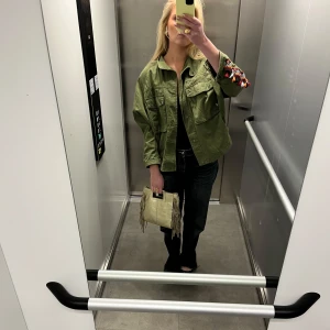 Grön overshirt med broderade detaljer - Jacka från Zara, skitsnygg till våren 💖💖