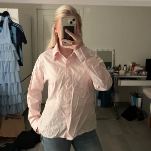 Rosa skjorta  - Säljer denna rosa skjorta från the shirt factory. Bra skick. Storlek L.