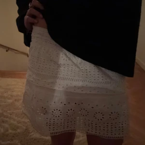 Vit kjol med broderade detaljer - Säljer en söt vit kortkjol🤍🤍 storlek 164 och sitter som en S. 