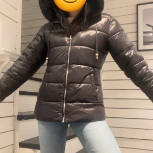 Svart dunjacka från ONLY - Säljer en svart dunjacka från ONLY i storlek XS. Jackan har en dragkedja framtill och en mysig huva. Perfekt för kyliga dagar med sin quiltade design och långa ärmar. En stilren och praktisk jacka för vintern.