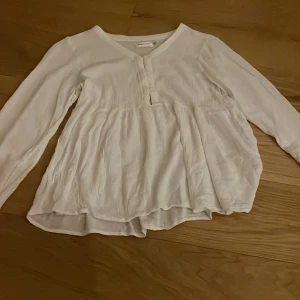 En perfekt topp till sommaren - Det här en fin Troja/topp som har blivit älskade länge.den är lite genomskinlig men endå skit snygg. En av min gamla kläder❤️