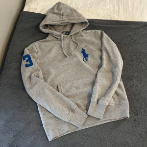 Ralph Lauren Big Pony Hoodie - Säljer denna fina Ralph Lauren hoodie i storlek S. Hoodien sitter riktigt snyggt och är i toppen skick, inga defekter!