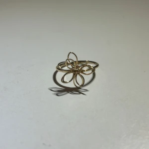 Guldfärgad ring - Jättefin och elegant guldfärgad ring med en unik blomformad design!
