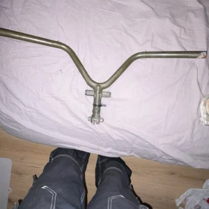 Aerox styre  - Ksk inte rätta stället att sälja ett org aerox styre men kan gö ett försök, säljer då de bara är iväg en och tar plats, styret passar aerox 2001 vet jag ksk passar andra, lägg bud så kommer vi fram till något bra pris.. 