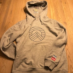 Helly Hansen hoodie  - Helly Hansen hoodie, i storlek S färg grå. Sällsynt. Säljer för 499kr inte satt. 