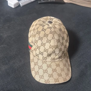 Beige keps Gucci - ÄKTA Gucci keps. Stolek M, kommer med kvitto och box